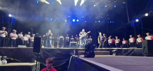 Soldat Louis et le Bagad de Lann-Bihoué embarquent le public du Festival du Roi Arthur