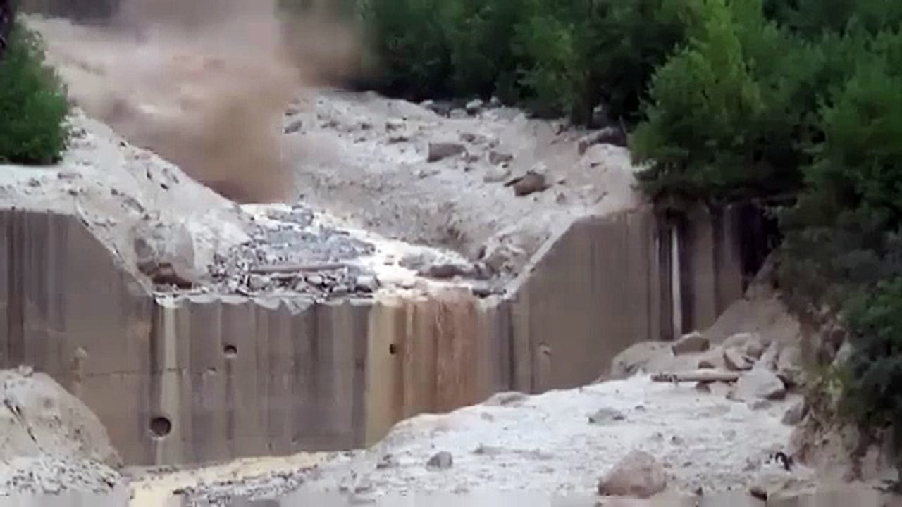 سیلابی ریلے کی شدت کا اندازہ اس ویڈیو سے لگا لیں کہ بھاگنے کا موقع تک نہیں ملتا ۔ ان دنوں ان علاقوں میں غیر ضروری سفر سے گریز کریں ۔  گھر رہیں محفوظ رہیں۔  جب تک مون سون ختم نہیں ہو جاتا یا موسم مکمل تبدیل نہیں ہو جاتا ۔  شمالی علاقہ جات میں موسم اور سڑکو