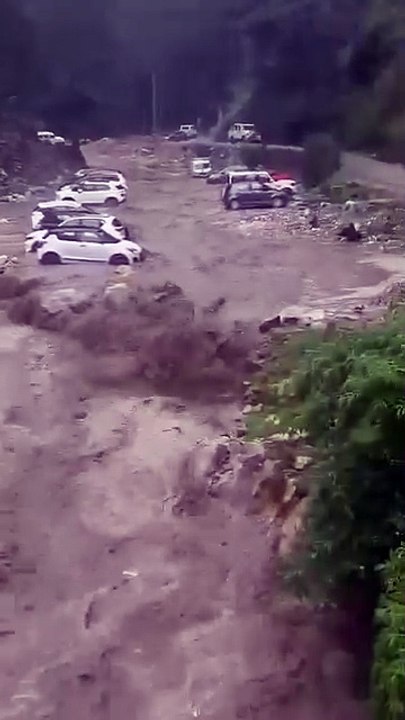 بروقت خبردار کرنے کا بھی کوئی فائدہ نہیں ہوتا۔ پردیسیوں کو برسات میں پہاڑوں اور جون جولائی میں صحراؤں سے خوف کھانا چاہیے۔ جانداروں کے ڈی این اے میں پروگرام ہے کہ وہی زندہ رہتا ہے جو نامانوس چیزوں سے خوف کھاتا ہے  ۔ 27 جون کی پوسٹ جو ہر برسات سے پہلے کرتا