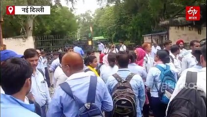 DTC ड्राइवरों की ओखला डिपो में हड़ताल, 101 कर्मचारियों को निजी कंपनी में भेजे जाने से हैं नाराज