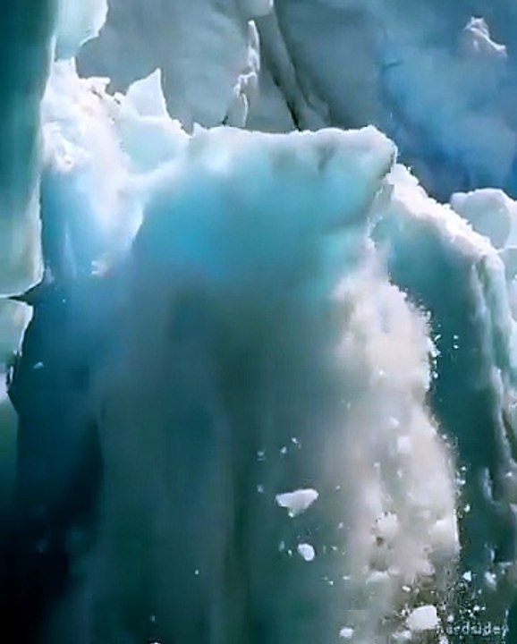 قدرتی برفانی حسن کا بکھرتا ہوا منظر