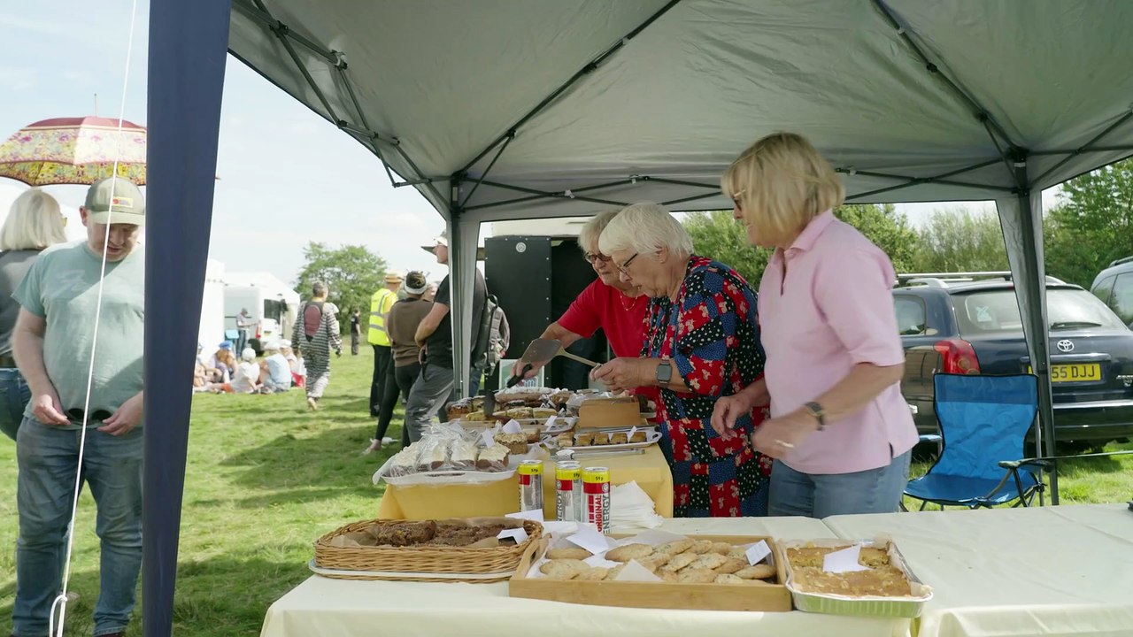 Dacia dives in and signs Bog Snorkelling’s first professional competitor