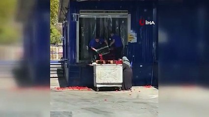 Zincir markette kasalar dolusu domates çöpe döküldü, o anlar tepki topladı