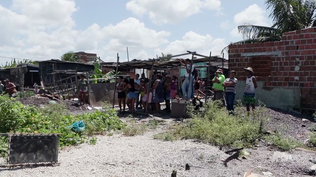 Homem não identificado encontrado morto com marcas de tiros em viveiro de camarões no Recife: Investigação em curso