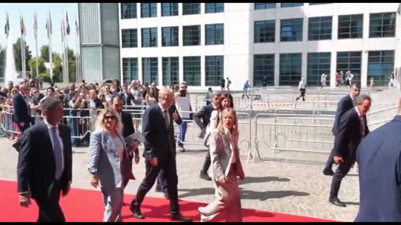 L'arrivo di Giorgia Meloni al Meeting di Rimini tra gli applausi