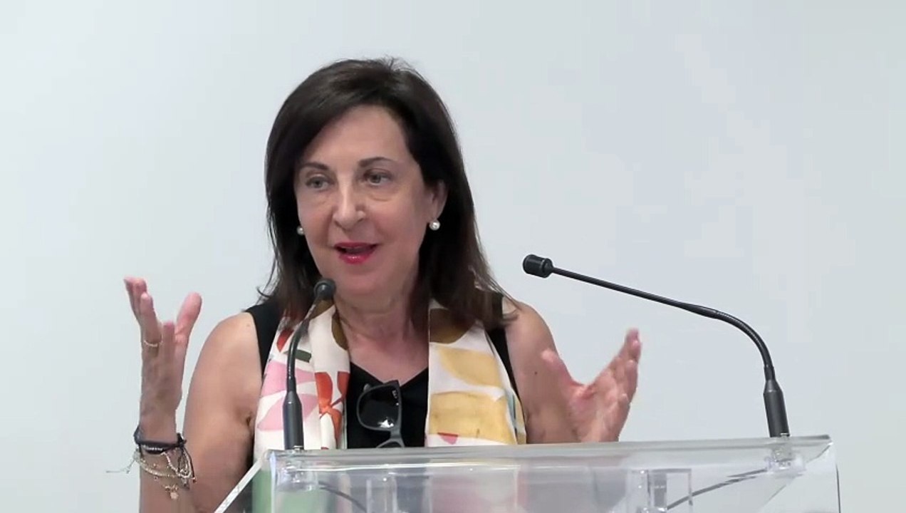 Robles valora el proyecto del 'Centro Integral de Entrenamiento y Movilidad Aérea'