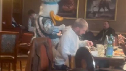 Little lad creates wholesome vacation memory with Donald and Daisy Duck in Disneyland Paris