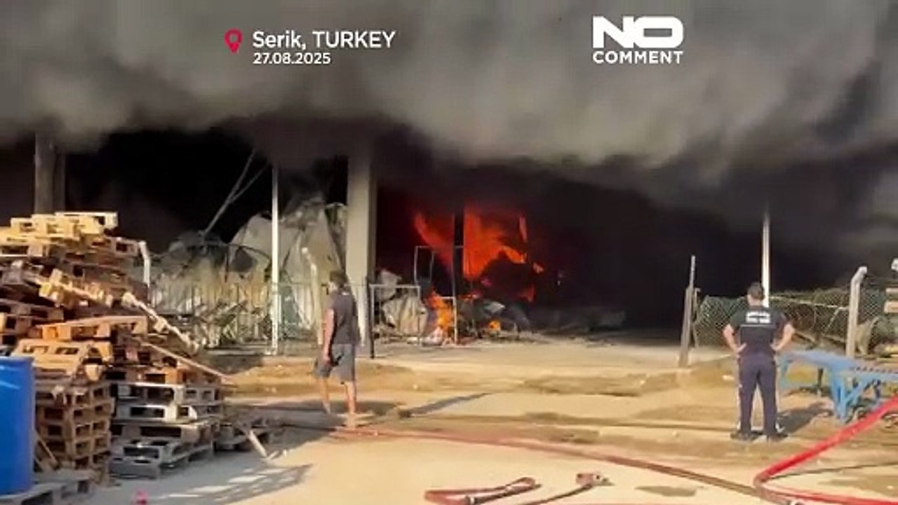 Incêndio em armazém frigorífico alarga-se a depósito em Antália, Turquia