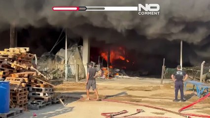 Feuer in Kühlhaus breitet sich auf Lagerhalle in Antalya aus