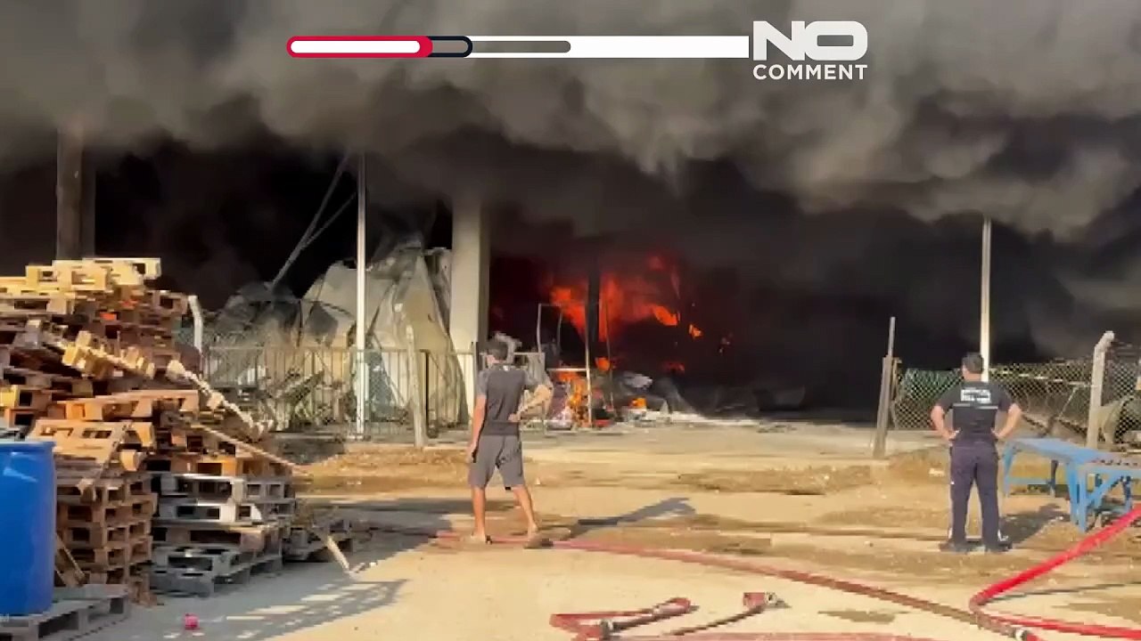 Feuer in Kühlhaus breitet sich auf Lagerhalle in Antalya aus
