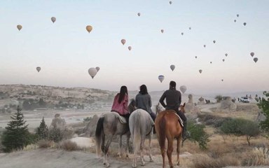 Bir seyahatsever başka ne ister: Balonlar, peribacaları ve atlı safari