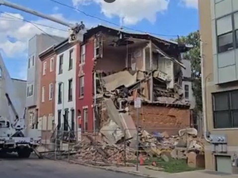 Glück im Unglück: Frau überlebt Einsturz ihres Hauses