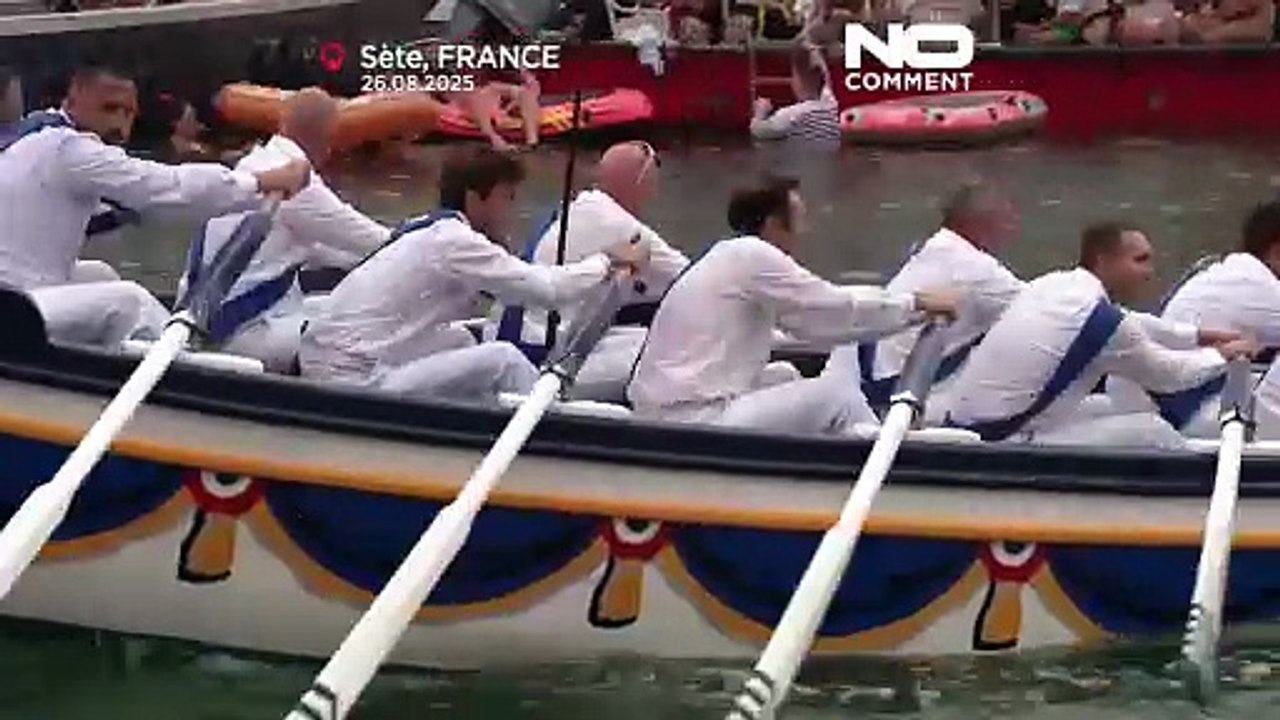 Wasserstecher kämpfen auf dem Royal Canal von Sète beim 300 Jahre alten Festival