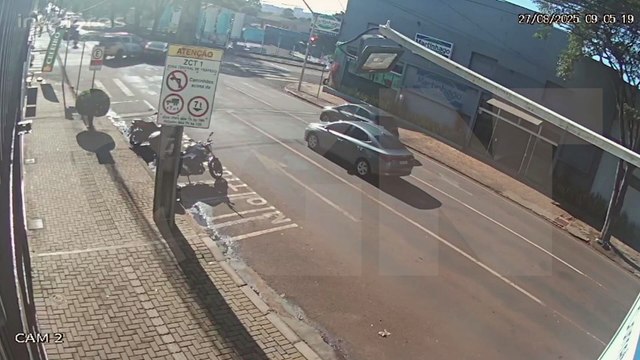 Por outro ângulo: Civic fura preferencial e atinge viatura da PM no Centro de Cascavel