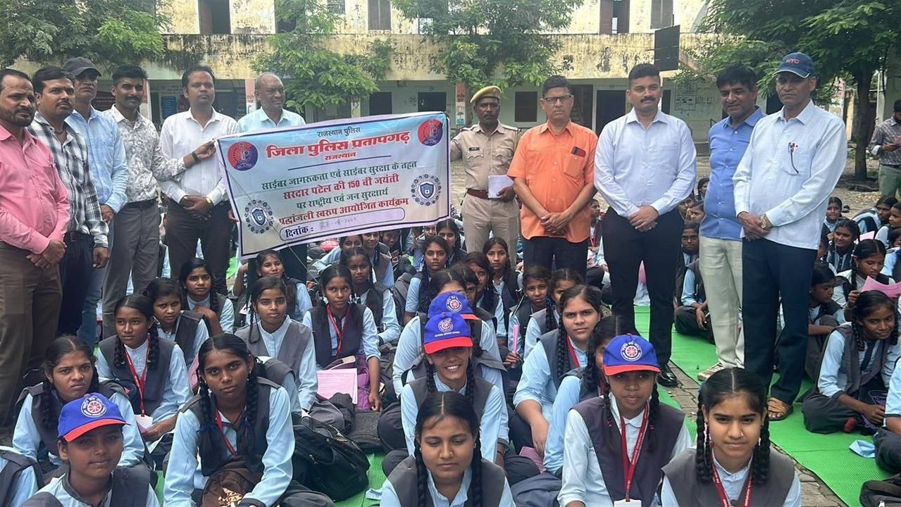 बालिका विद्यालय में साइबर जागरूकता कार्यक्रम आयोजित