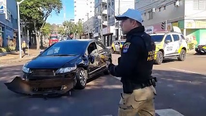 Viatura da PM se envolve em colisão na Rua Erechim, no Centro de Cascavel