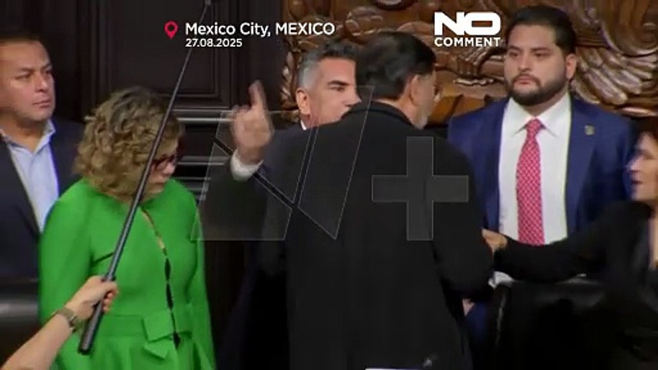 Confronto entre deputados no Senado do México