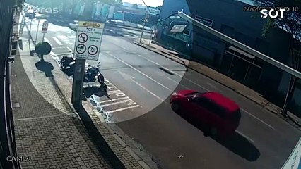 Câmeras de segurança registram Civic avançando sinal vermelho e atingindo viatura da PM no Centro de Cascavel