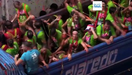 مهرجان توماتينا.. بونول الإسبانية تلون باللون الأحمر وترفع علم فلسطين نصرة لغزة