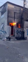 Incêndio resgistrado no bairro Vicente Pinzón, em Fortaleza, na manhã desta quarta-feira, 27