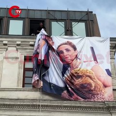 Beyoğlu'ndaki miting öncesi belediye binasına asılan İnan Güney ve ailesinin büyük fotoğrafı ekipler tarafından kaldırıldı