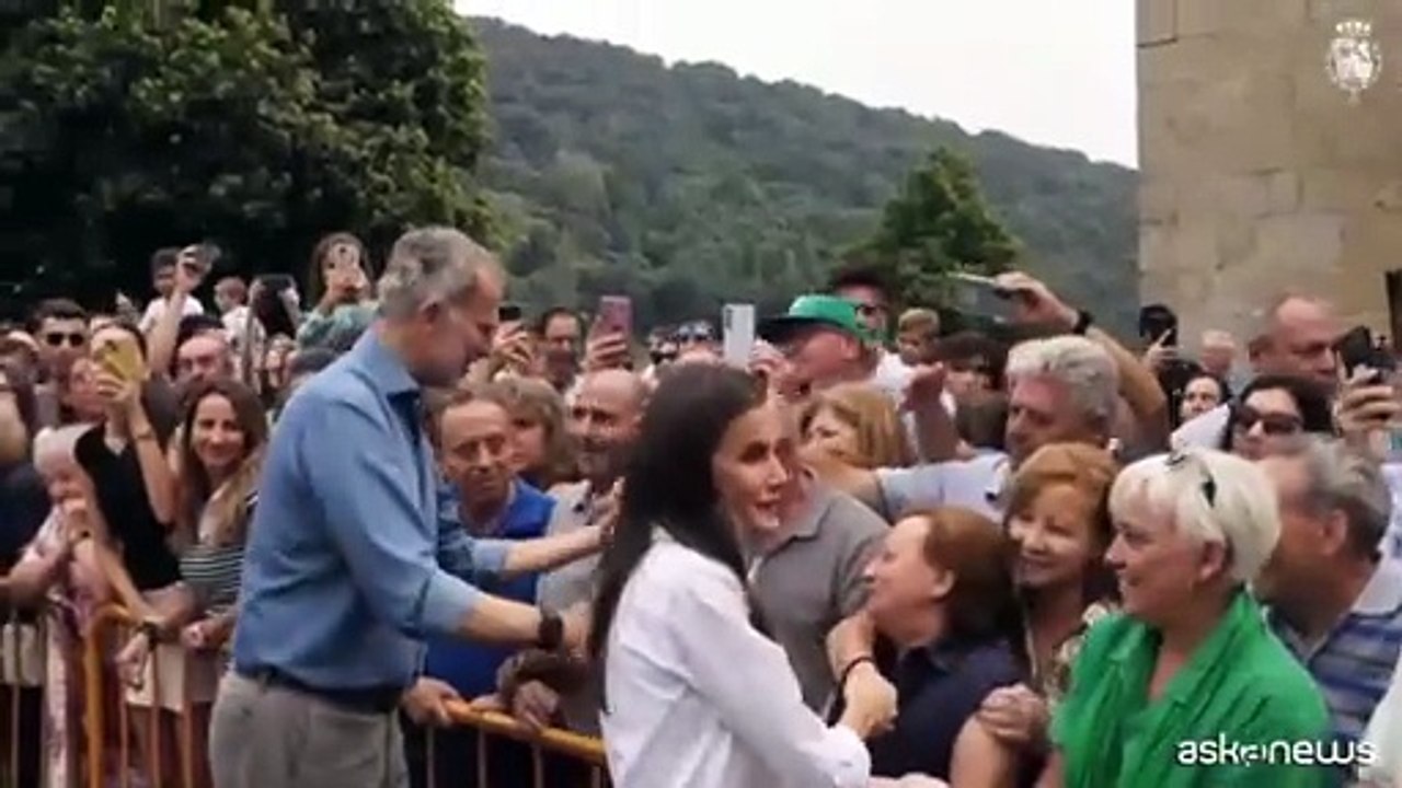 I reali di Spagna visitano le zone devastate dagli incendi nel nord-ovest