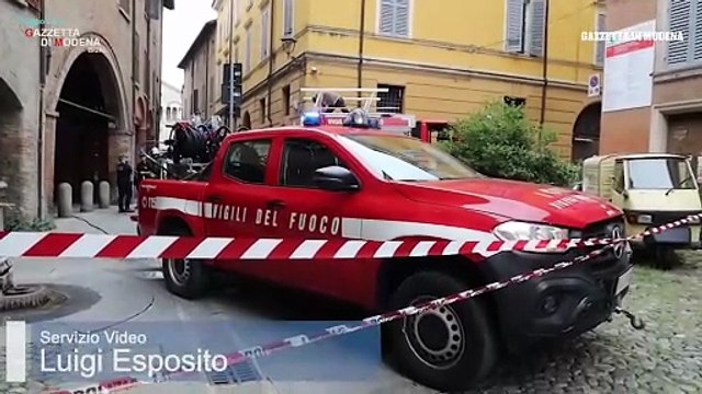 Incendio in via Sant'Eufemia, i vigili del fuoco domano le fiamme