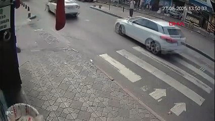 Beyoğlu'nda karşıya geçen dede ve torununa otomobil çarptı