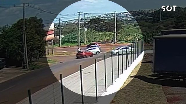 Palio é incendiado após acidente e fica completamente destruído no Jardim Veneza em Cascavel