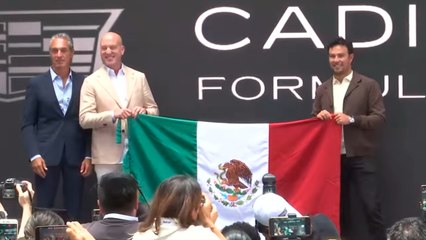 Sergio Pérez presume la bandera de México como piloto de Cadillac en su regreso a la Fórmula 1