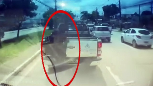 Jovem Porteiro de 24 Anos Luta pela Vida após Acidente com Viatura da Polícia Militar: Busca por Justiça e Atendimento Médico Especializado