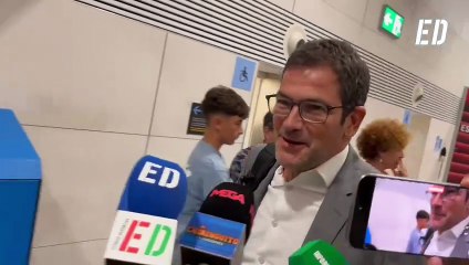 Ramón Alarcón aterriza en Sevilla con optimismo pero aún sin acuerdo en el fichaje de Antony
