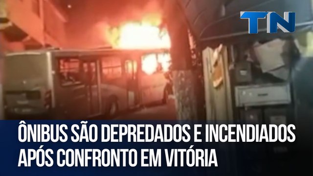 Ônibus são depredados e incendiados após confronto em Vitória