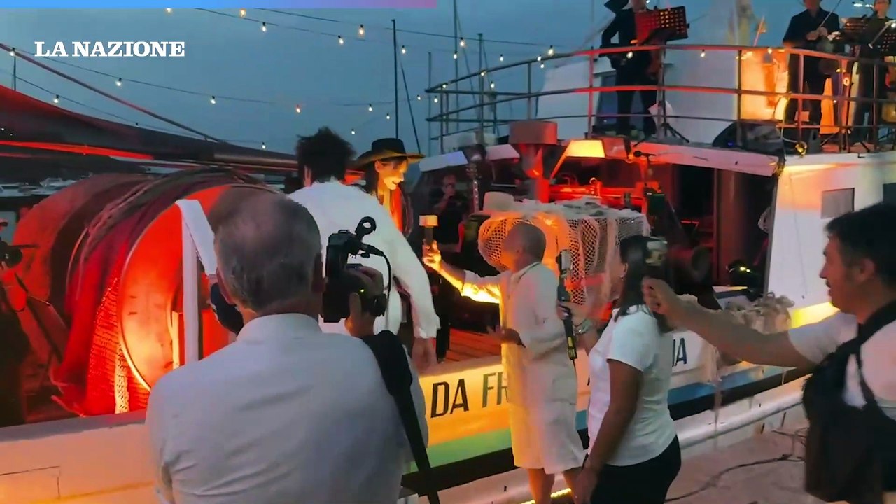 Lucio Corsi arriva dal mare e si prende l'abbraccio di Porto Ercole