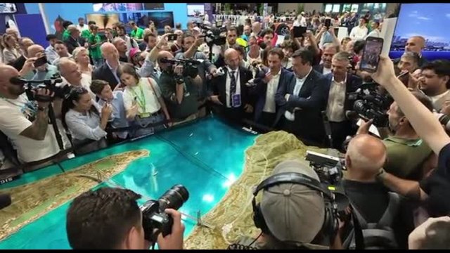 Matteo Salvini al Meeting, bagno di folla tra gli stand