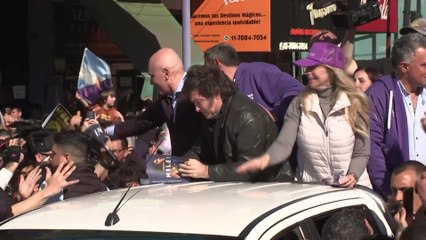 MILEI obligado a ABANDONAR un ACTO de CAMPAÑA en ARGENTINA tras AGRESIÓN de la MULTITUD