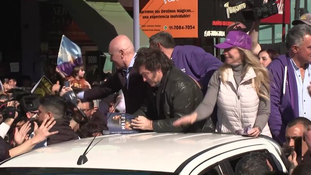 MILEI obligado a ABANDONAR un ACTO de CAMPAÑA en ARGENTINA tras AGRESIÓN de la MULTITUD