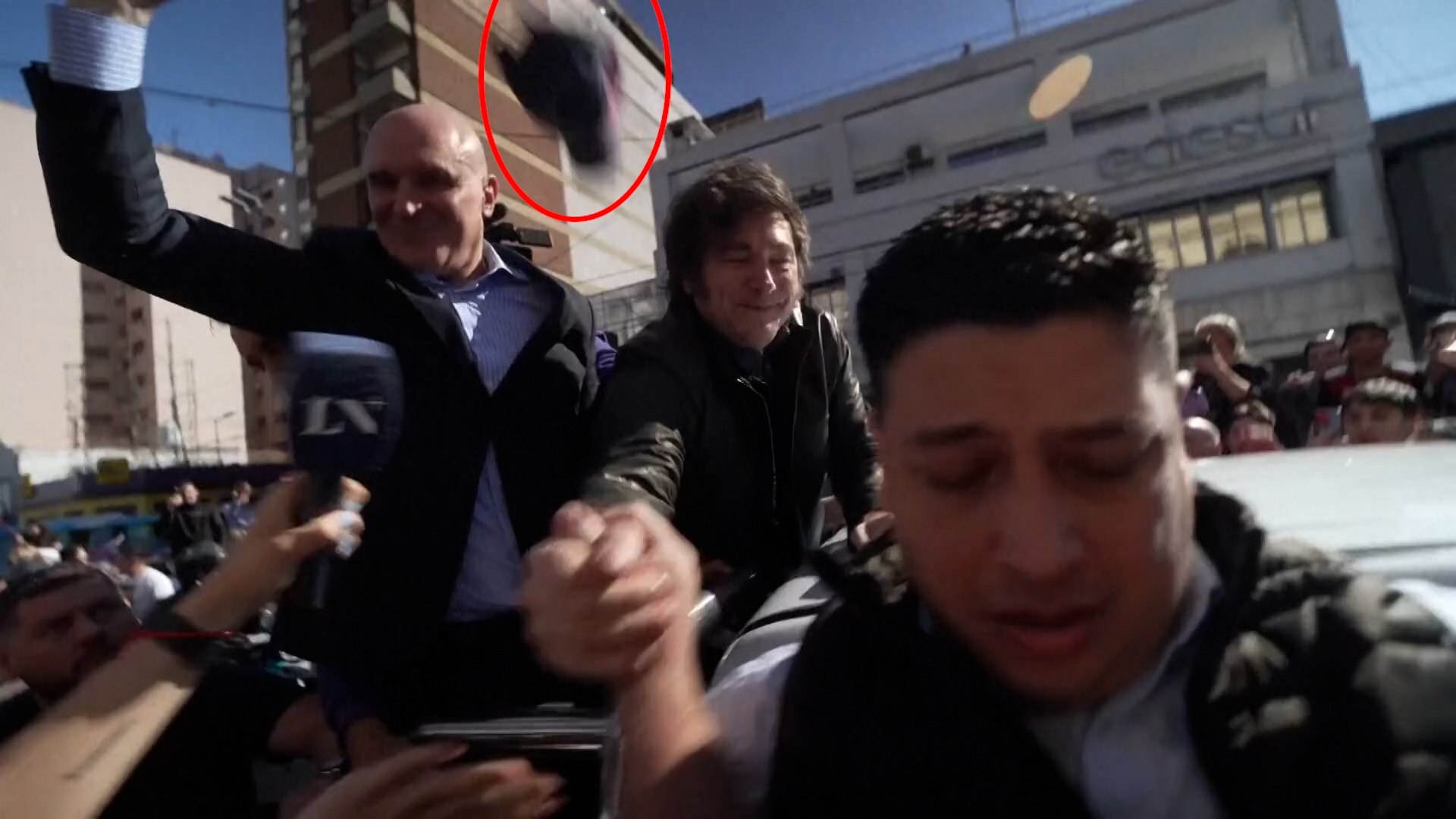 Milei es atacado a pedradas durante un acto de campaña