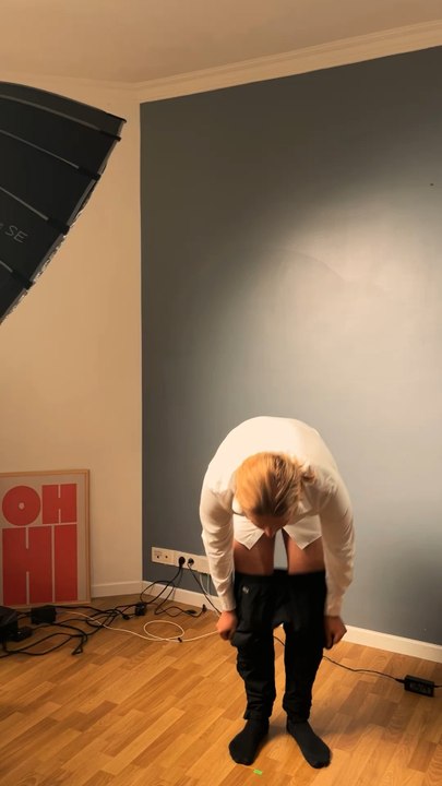 La preuve qu’avec pas grand-chose, tu peux obtenir un rendu qui s’approche de celui en studio 📸 💡 Si t’aimes ce genre de tips et de coulisses, abonne-toi pour en voir plus #photographe #freelance #Sonyalpha #Photographie #Acteur #Comédien #Portrait