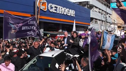Lanzan piedras a Milei en acto de campaña en Argentina