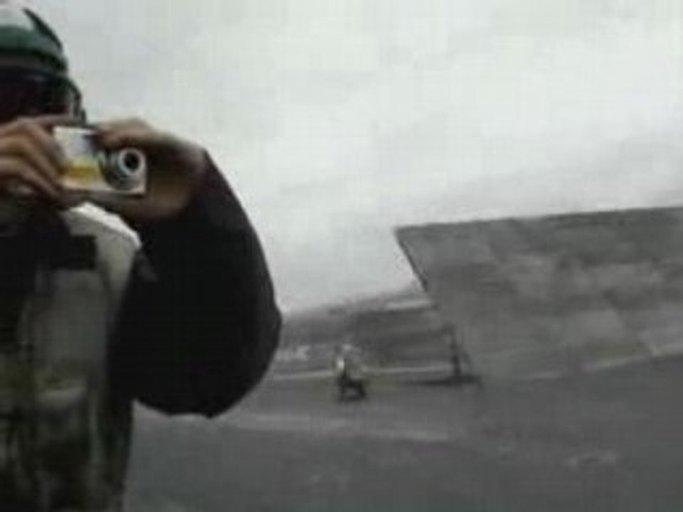 homme soufflé par un reacteur avion de chasse