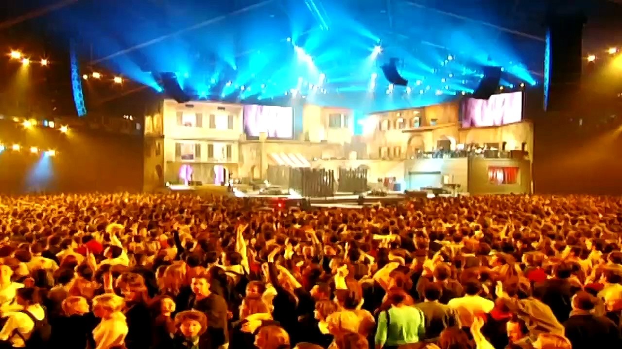 MEDLEY UNIFORMES — Jenifer, Kaas, Lorie, Elsa / Calogero, Zazie, Corneille, Laroque / Fiori, Mathy, MC Solaar, Bruel / Jones, Lââm, Cabrel, Bent / Noah, Mulder, Bauer, St Pier / Leroy, Kiberlain, Foly, Keim /// [Les Enfoirés 2006 : “Le village des Enfoiré