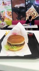 Juicy Burger – Perfectly Grilled and Full of Flavor! #BurgerLovers #JuicyBurger #GrilledPerfection #DeliciousBites #FoodieFavorites