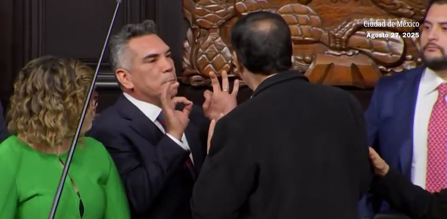 Alejandro Moreno y Fernández Noroña se agarran a golpes en el Senado