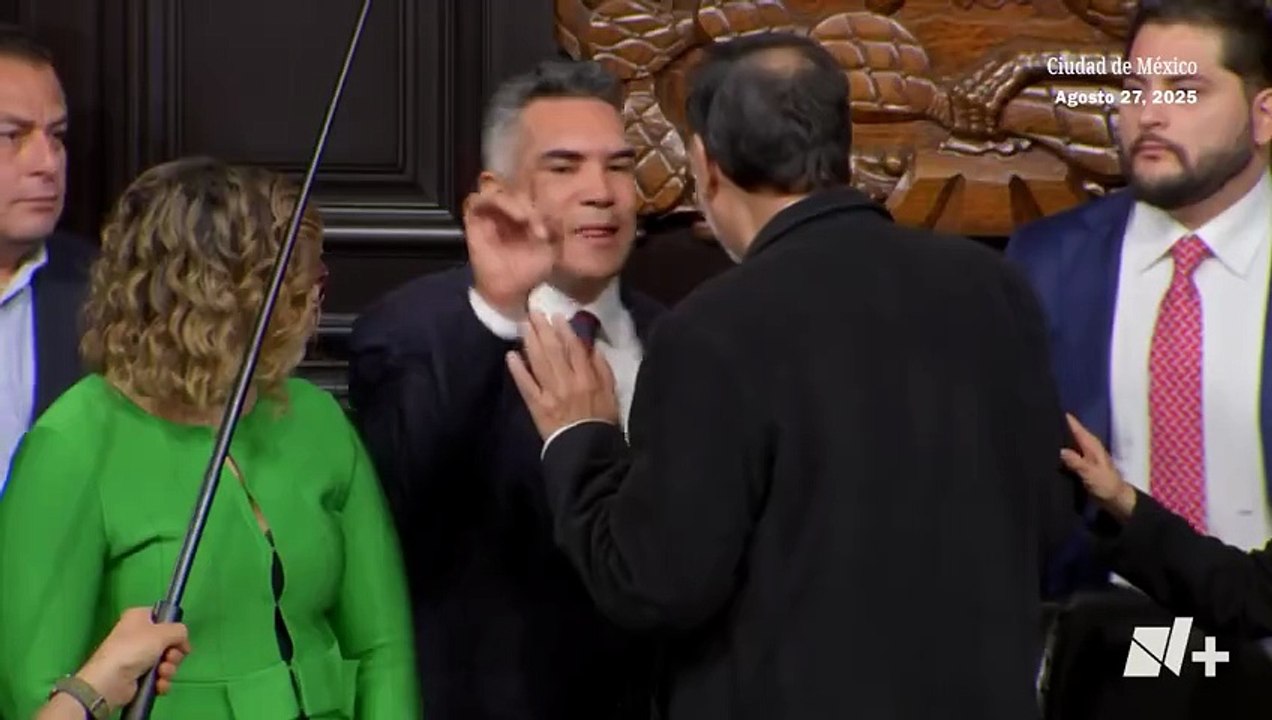 Bochornosa sesión en el Senado de México terminó a las piñas