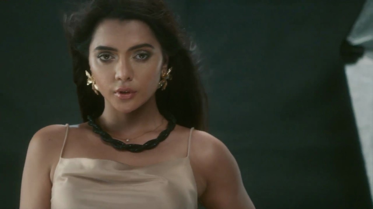 Bhabhi ने Karvaaya Hot Wala Photoshoot _ Runaway Lugaai _ Trending Webseries You must watch In Hindi