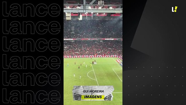 Torcedor do Athletico é retirado após tentar agredir Hugo Souza no gramado