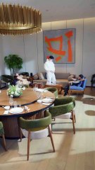 Hoping for a mom, clever twins arrange daddys blind date with a beauty; the CEO instantly falls.