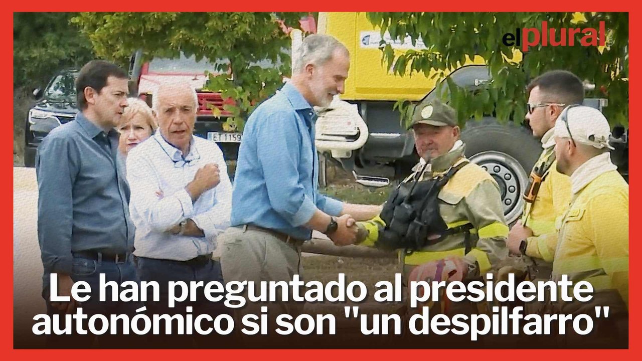 Los bomberos de Castilla y León le niegan el saludo a Mañueco mientras le dan la mano a los reyes