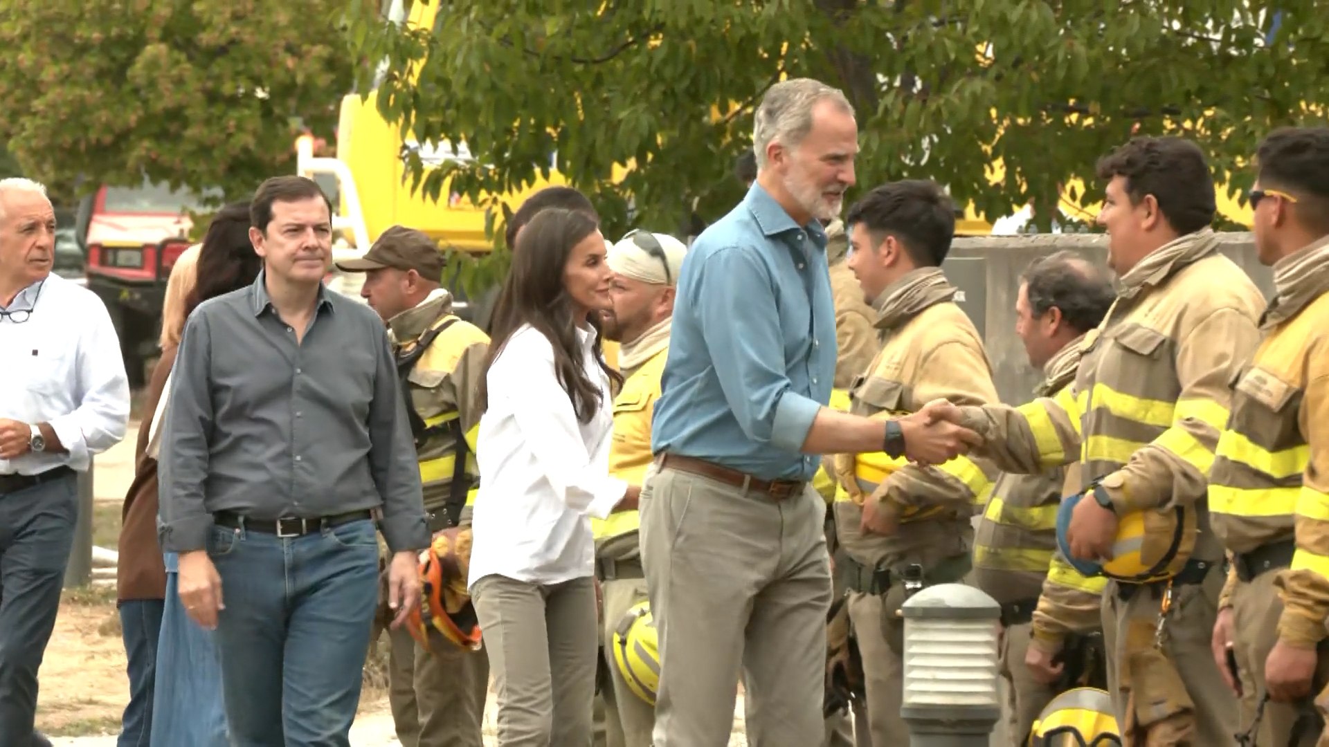 La reina Letizia intent� promover el saludo entre el presidente de Castilla y Le�n y los brigadistas que luchan contra los incendios en Zamora. Sus Majestades estaban de visita en Galende, Zamora, acompa�ados por la ministra de Igualdad y el presidente de la comunidad, Alfonso Fern�ndez Ma�ueco.